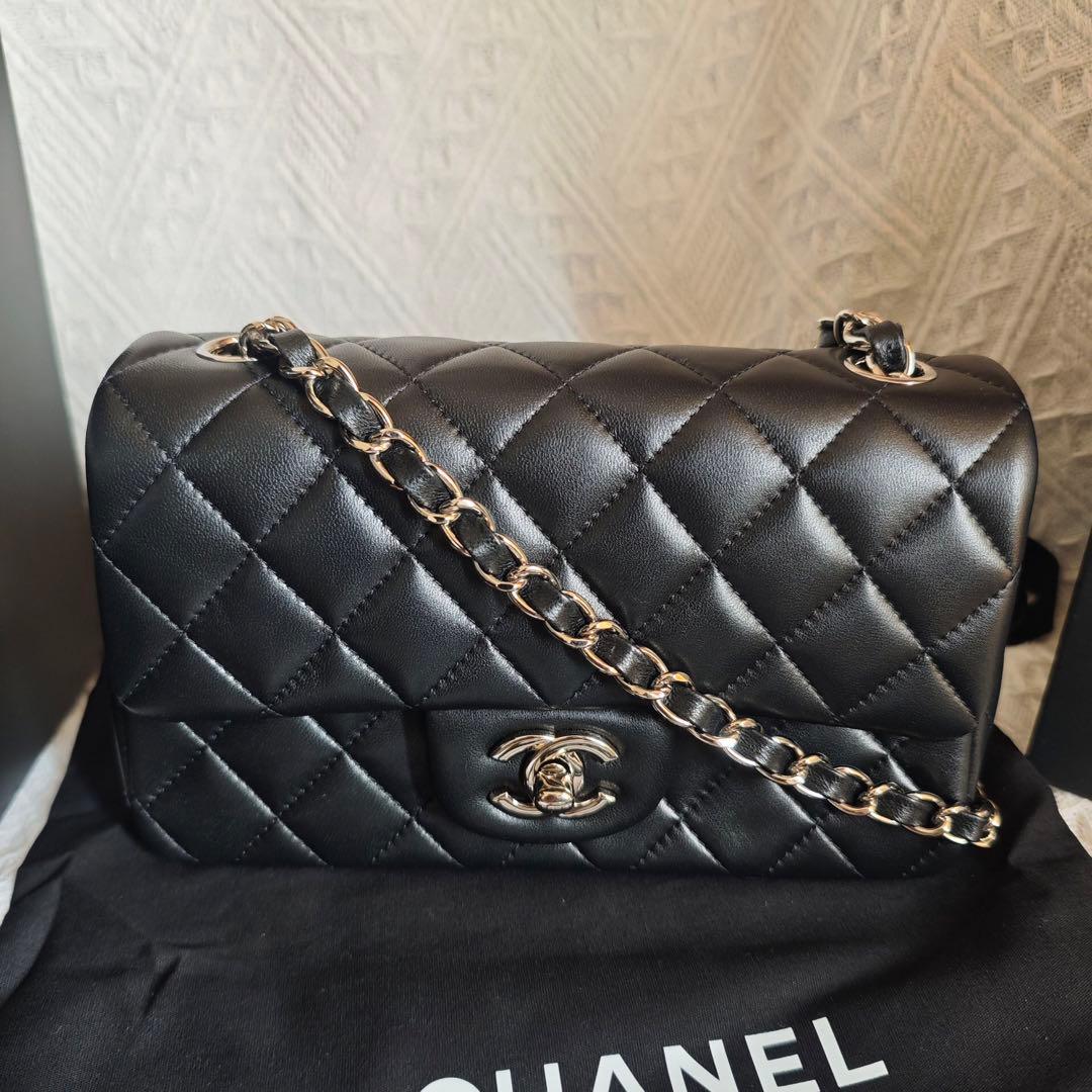 ブラックのキルティングデザイン、チェーンショルダー付き ショルダーバッグ