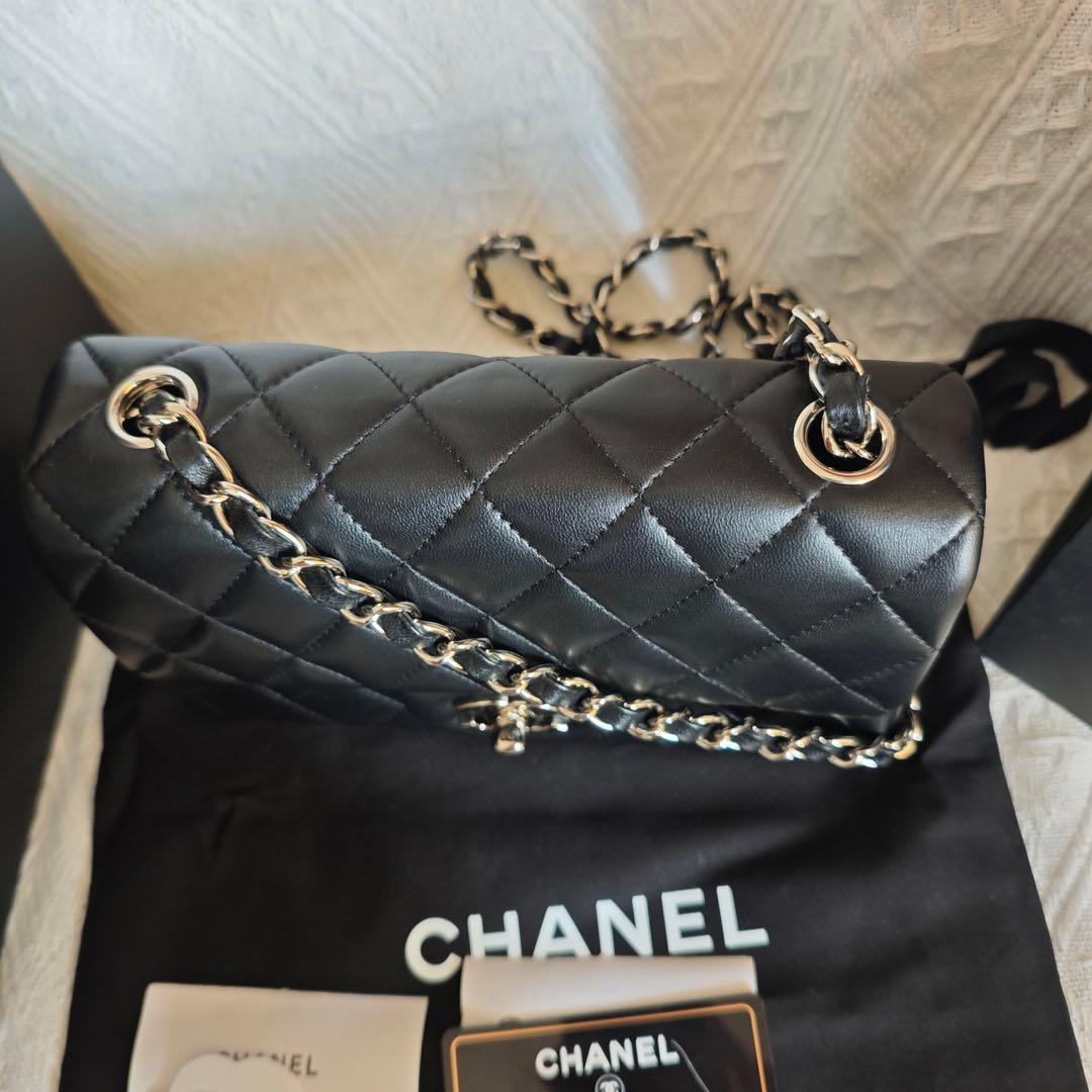 ブラックのキルティングデザイン、チェーンショルダー付き ショルダーバッグ