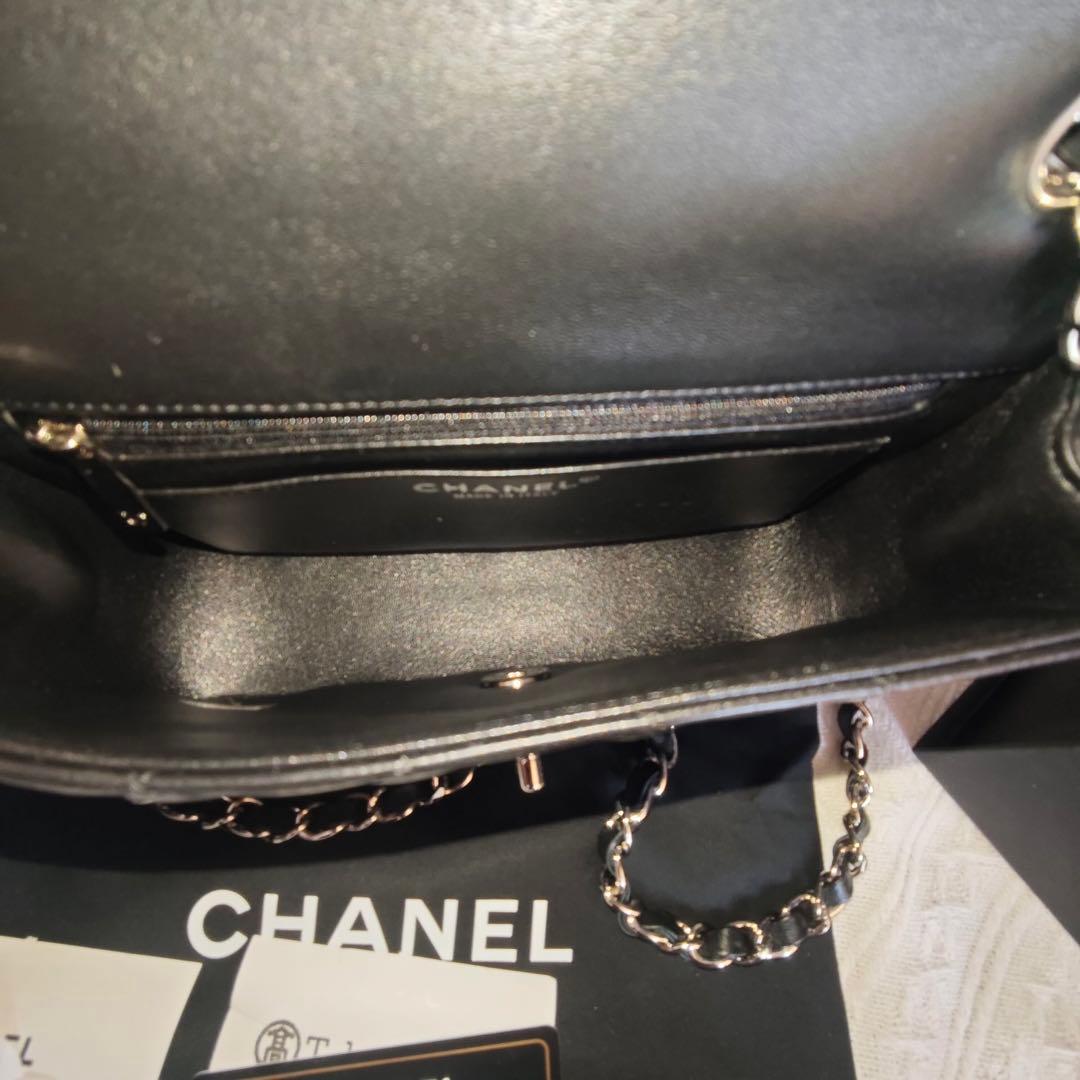 ブラックのキルティングデザイン、チェーンショルダー付き ショルダーバッグ