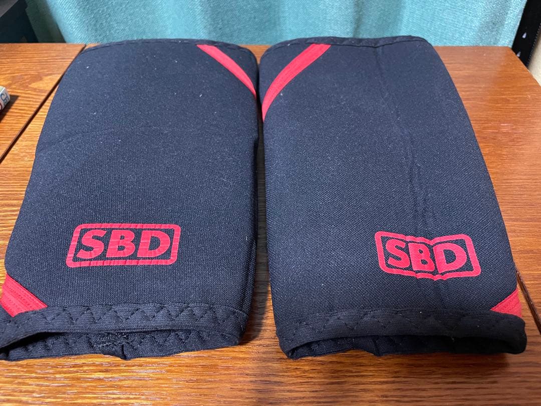 SBD ニースリーブ 黒/赤　Mサイズ