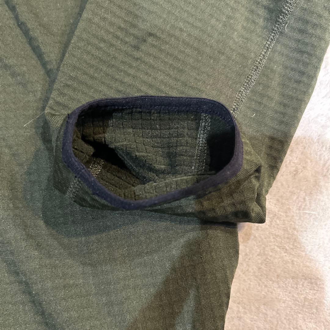 ブリーフィング オリーブ色フーディーとパンツセット