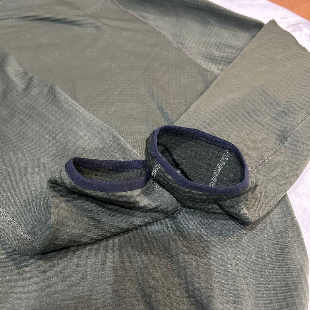 ブリーフィング オリーブ色フーディーとパンツセット