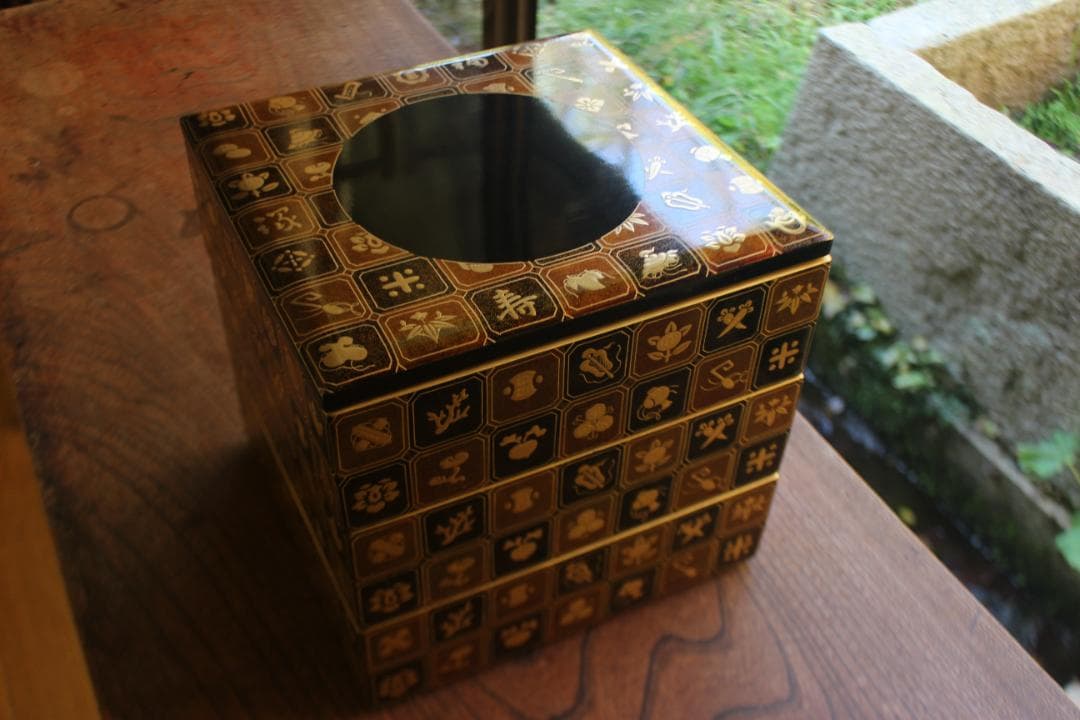 デッドストック！内朱金縁黒漆に極上宝尽蒔絵の映える三段重（検輪島塗重箱お重