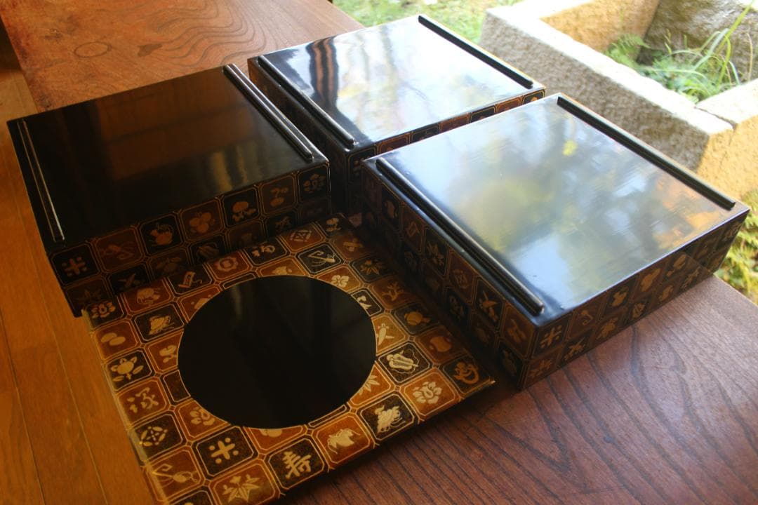 デッドストック！内朱金縁黒漆に極上宝尽蒔絵の映える三段重（検輪島塗重箱お重