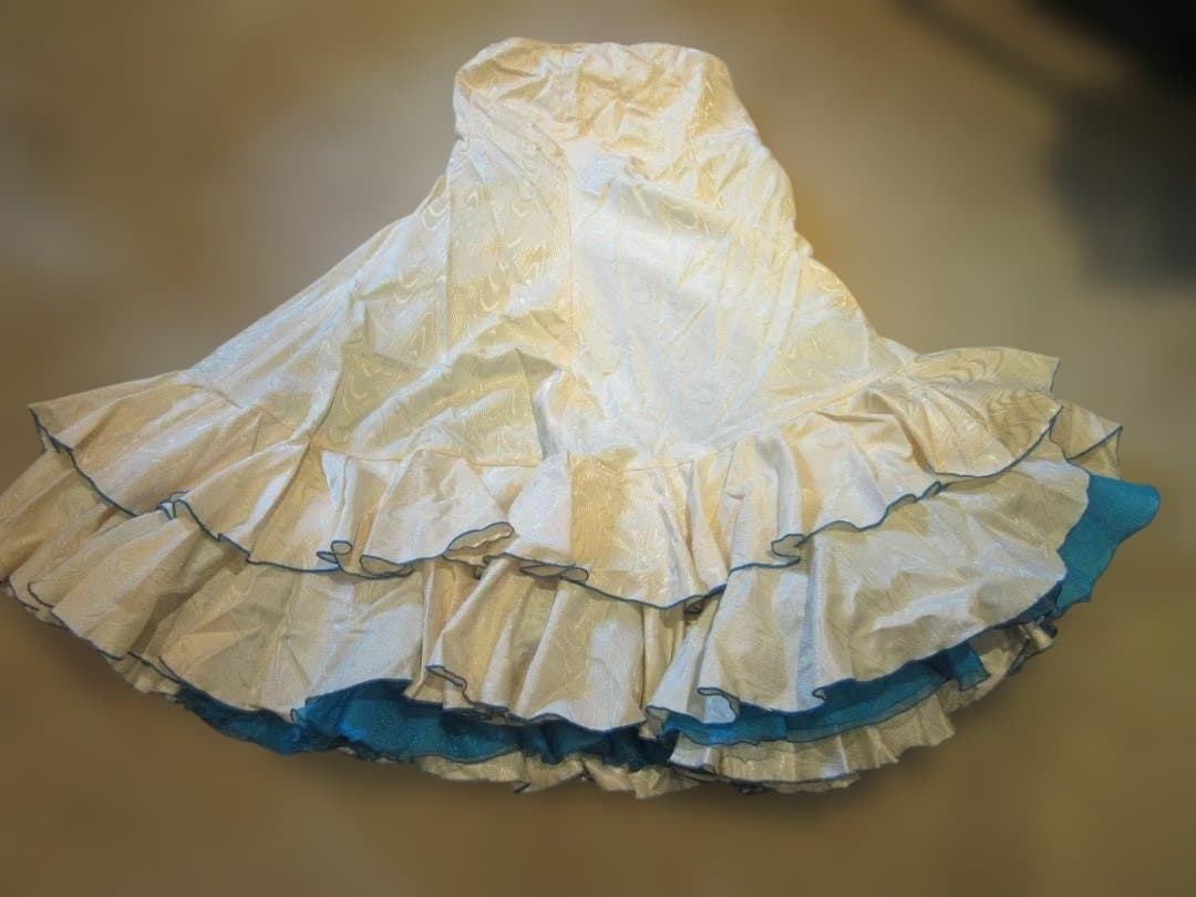 ターコイズブルーのマントンで作ったフラメンコ衣装