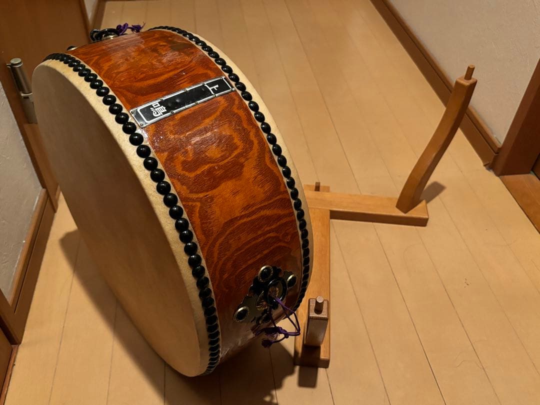 価格12万円程●和太鼓 太鼓正 平胴太鼓 上鳴 くり抜き胴 1尺3寸 座り台付き