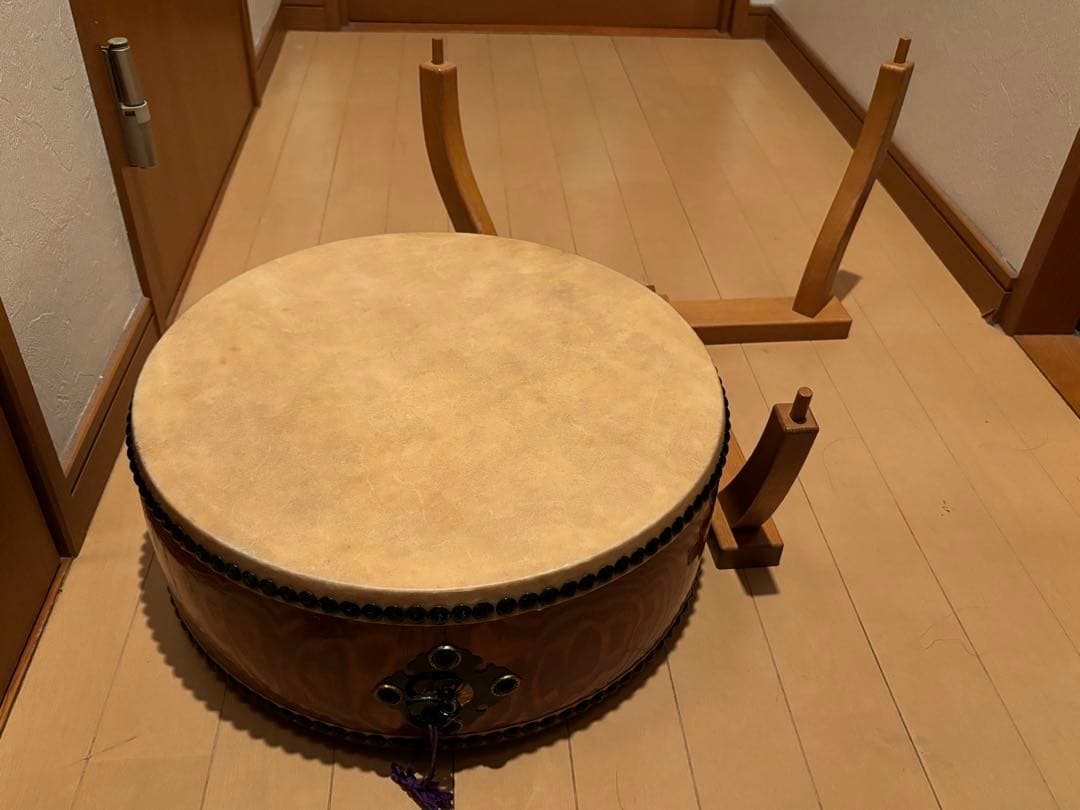 価格12万円程●和太鼓 太鼓正 平胴太鼓 上鳴 くり抜き胴 1尺3寸 座り台付き