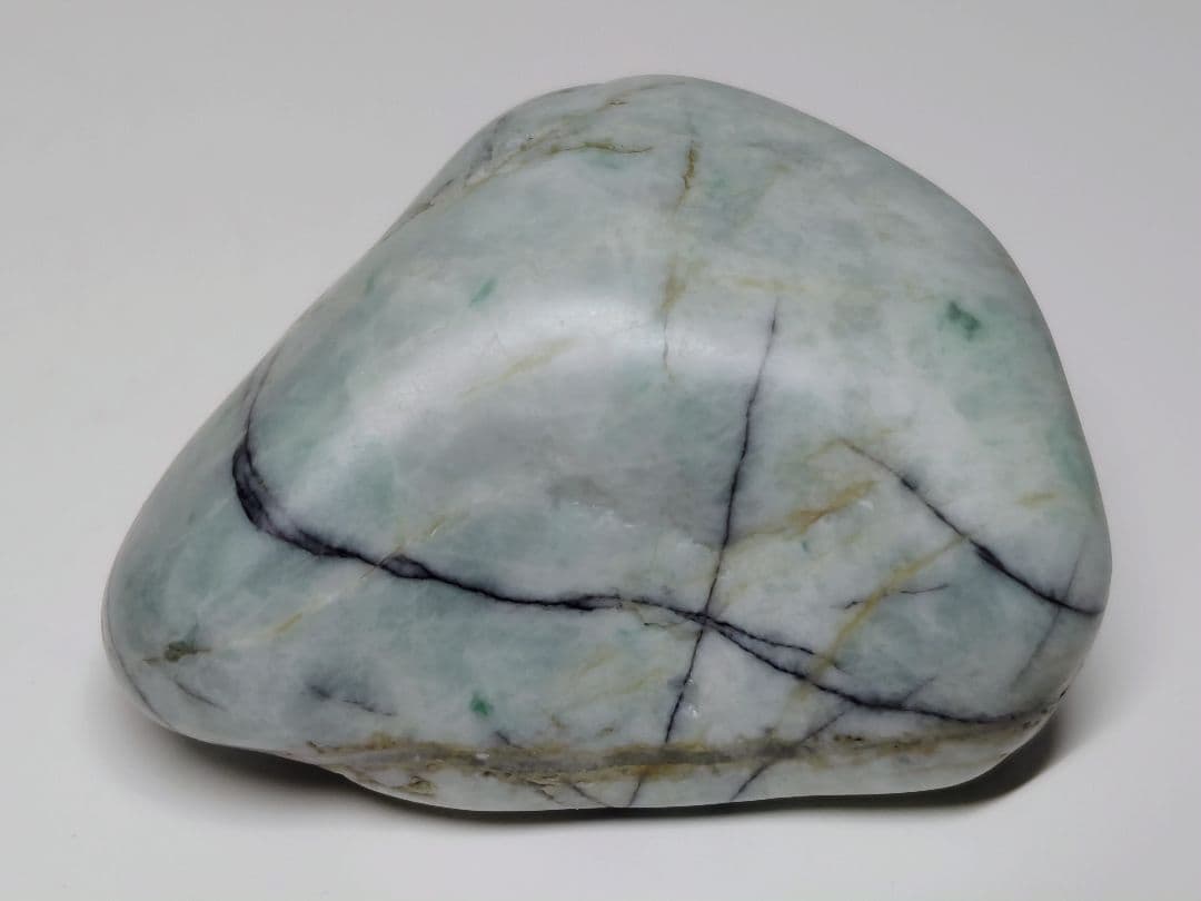 糸魚川148 翡翠 135g ヒスイ 原石 鑑賞石 自然石 誕生石 鉱物 鉱石