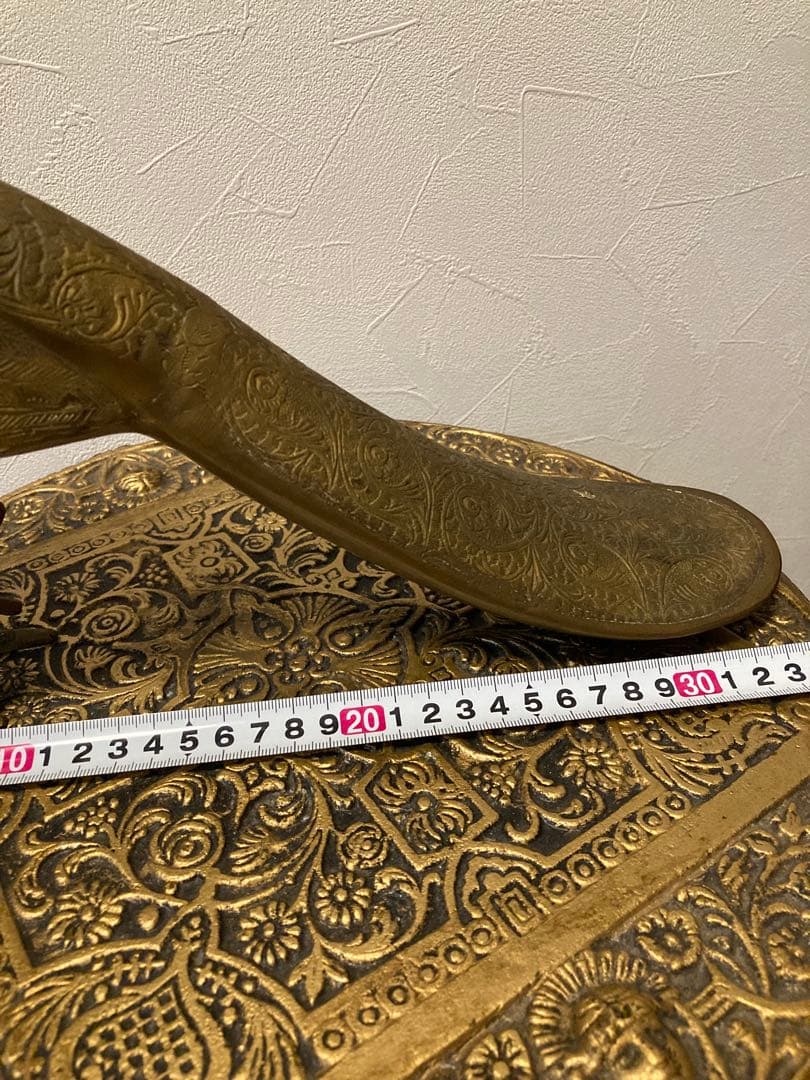 ブラス、真鍮製 孔雀の彫刻