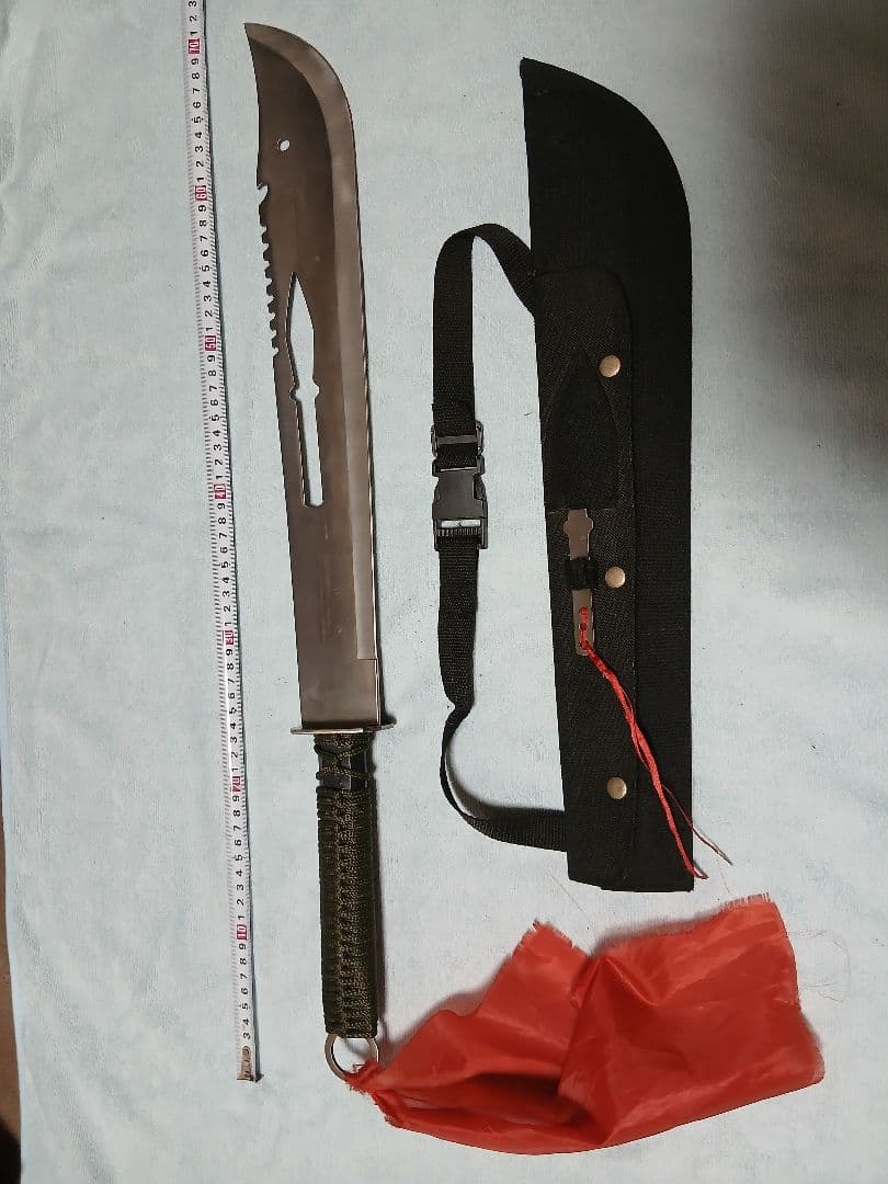 鋸刃付き刀 約60cm 黒い鞘付き