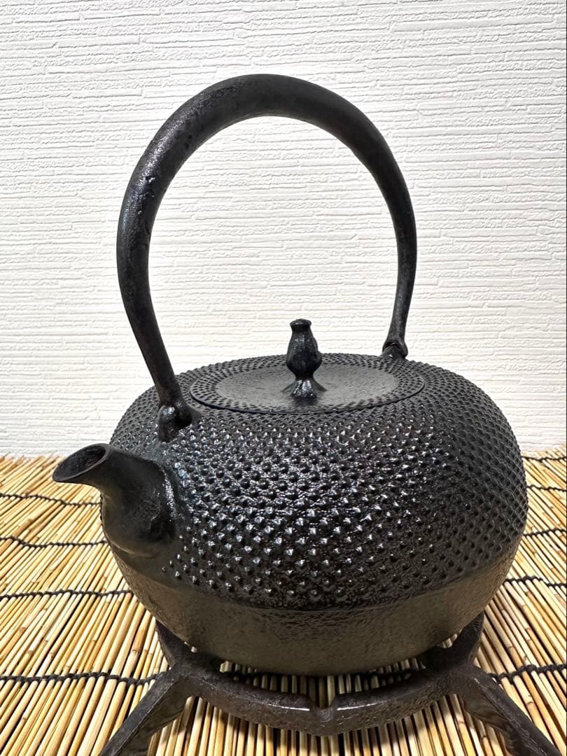 未使用、保管品　南部伝統工芸士 及川寛治作　１５型姥口アラレ　南部鉄瓶　南部鉄器