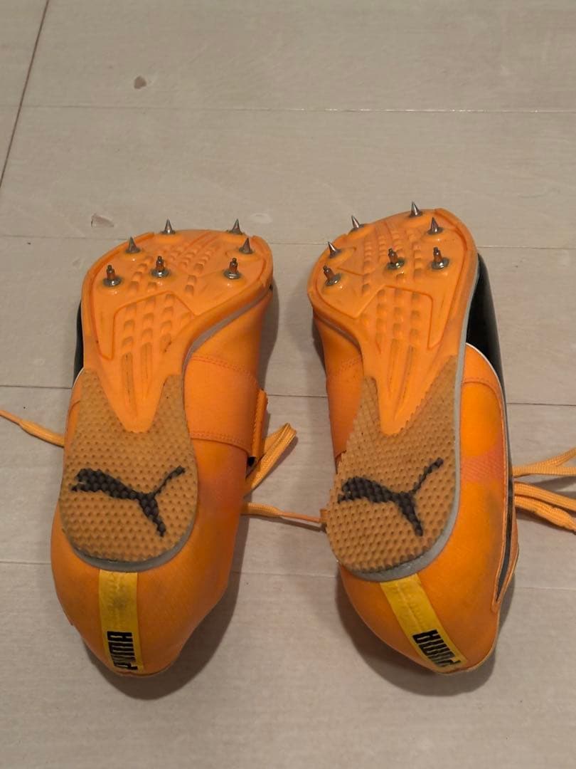 PUMA スパイクシューズ オレンジ/ブラック