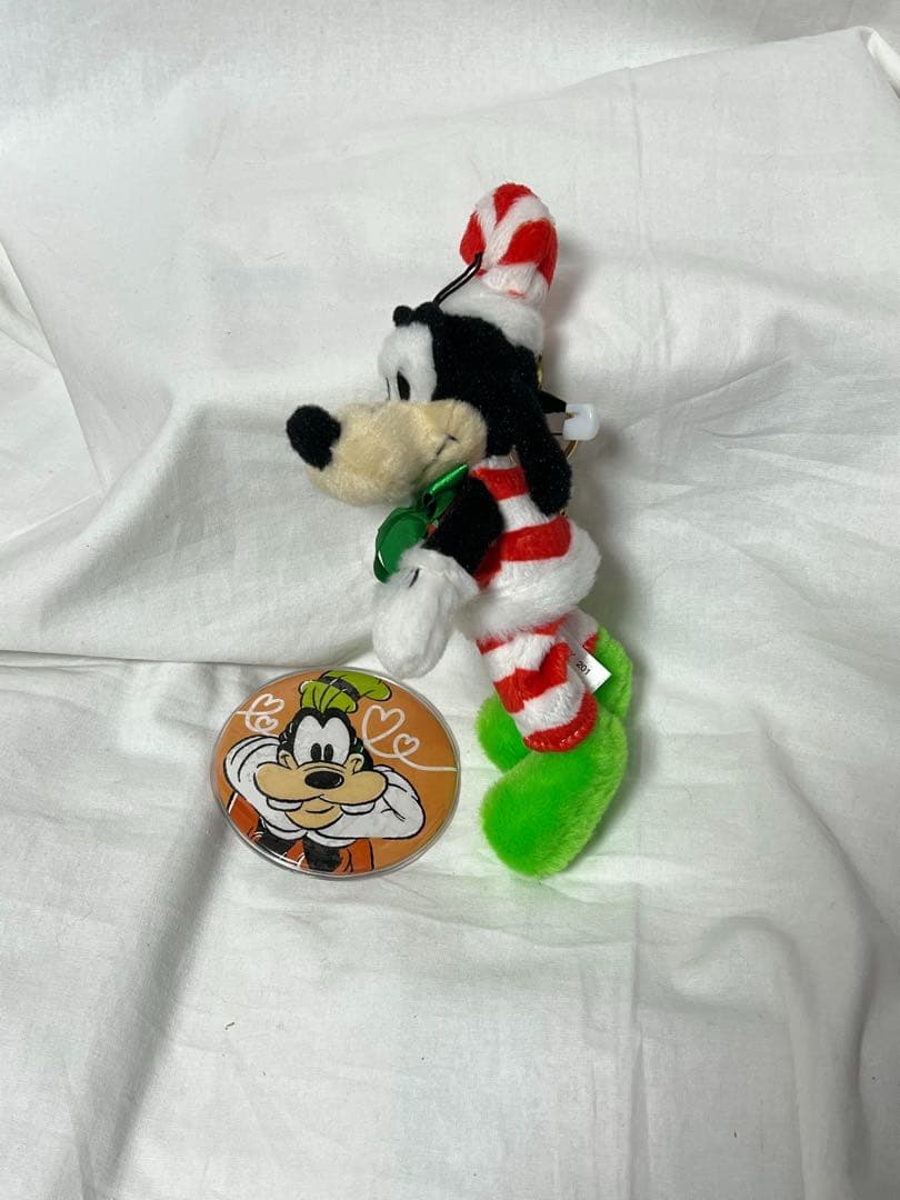 匿名配送/ディズニーストア グーフィー プラッシュキーチェーン＋缶バッジ