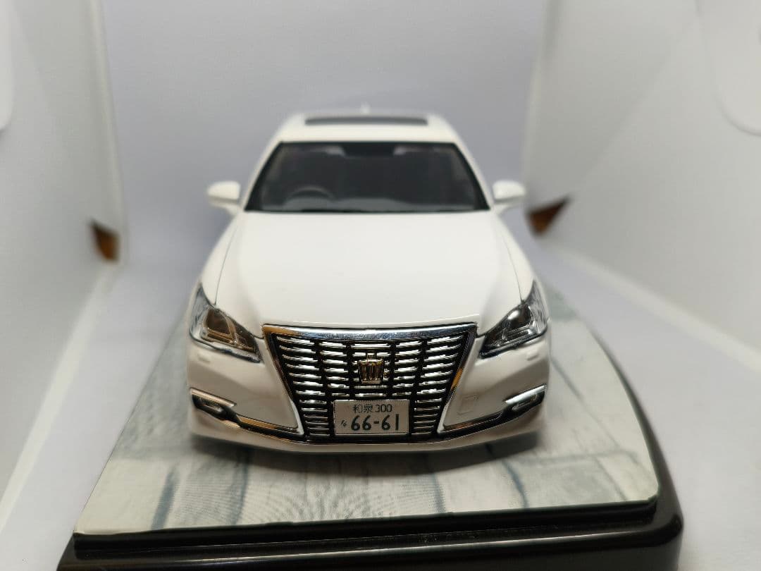 プラモデル　トヨタ　クラウンロイヤル　1/24　　完成品　VIP　シャコタン