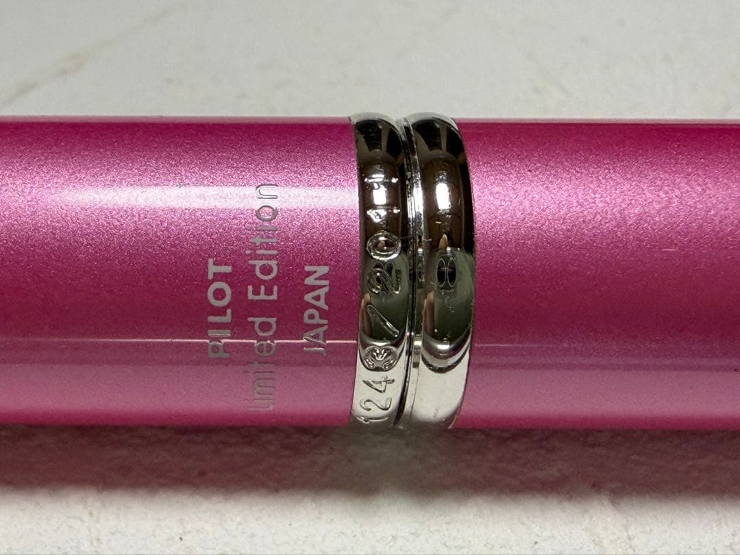 【美品】洗浄済　パイロット キャップレス万年筆M 2011限定ピンク PILOT