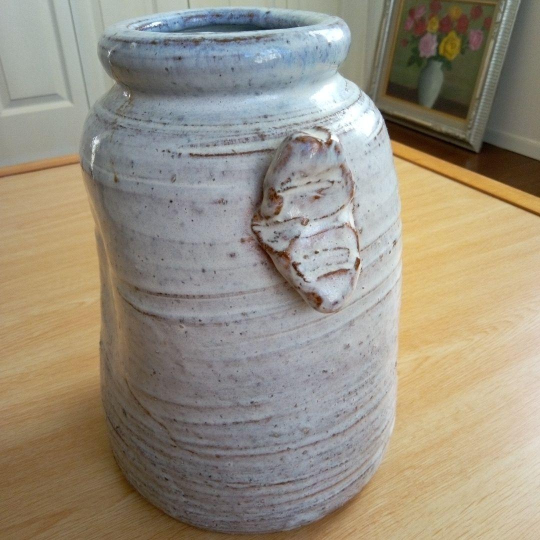 陶器の壺 - グレーと茶色のアクセント