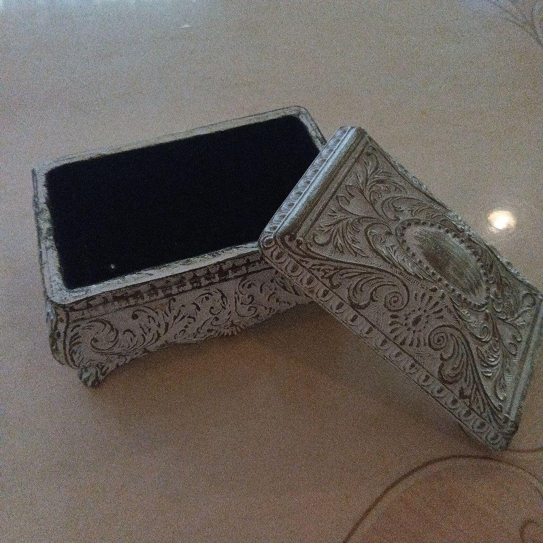 装飾的な金属製小物入れ