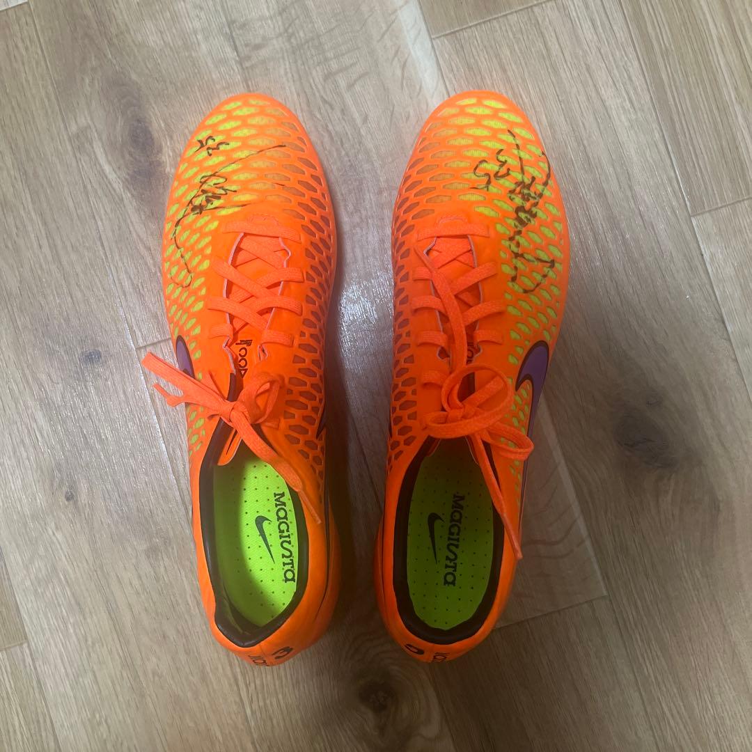 元鹿島アントラーズ、ファジアーノ岡山の岩政大樹選手のサイン入りスパイク