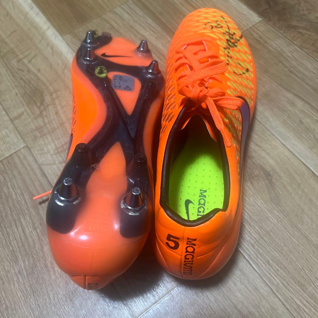 元鹿島アントラーズ、ファジアーノ岡山の岩政大樹選手のサイン入りスパイク