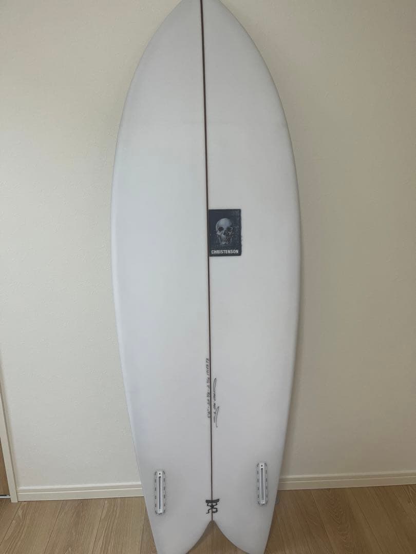 ホワイトショートボード 5’6 スカルロゴ付き