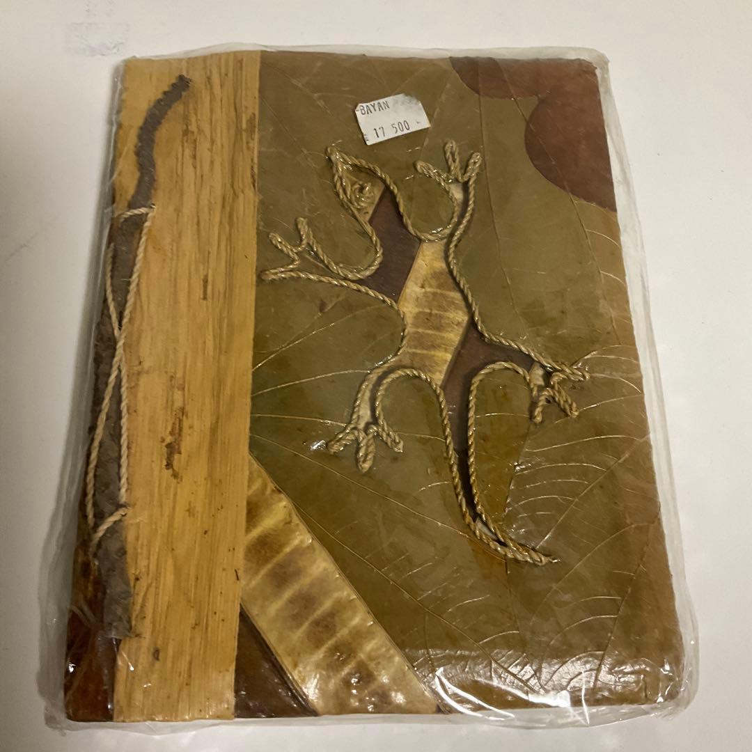 トカゲ刺繍のバナナの葉で出来たノート