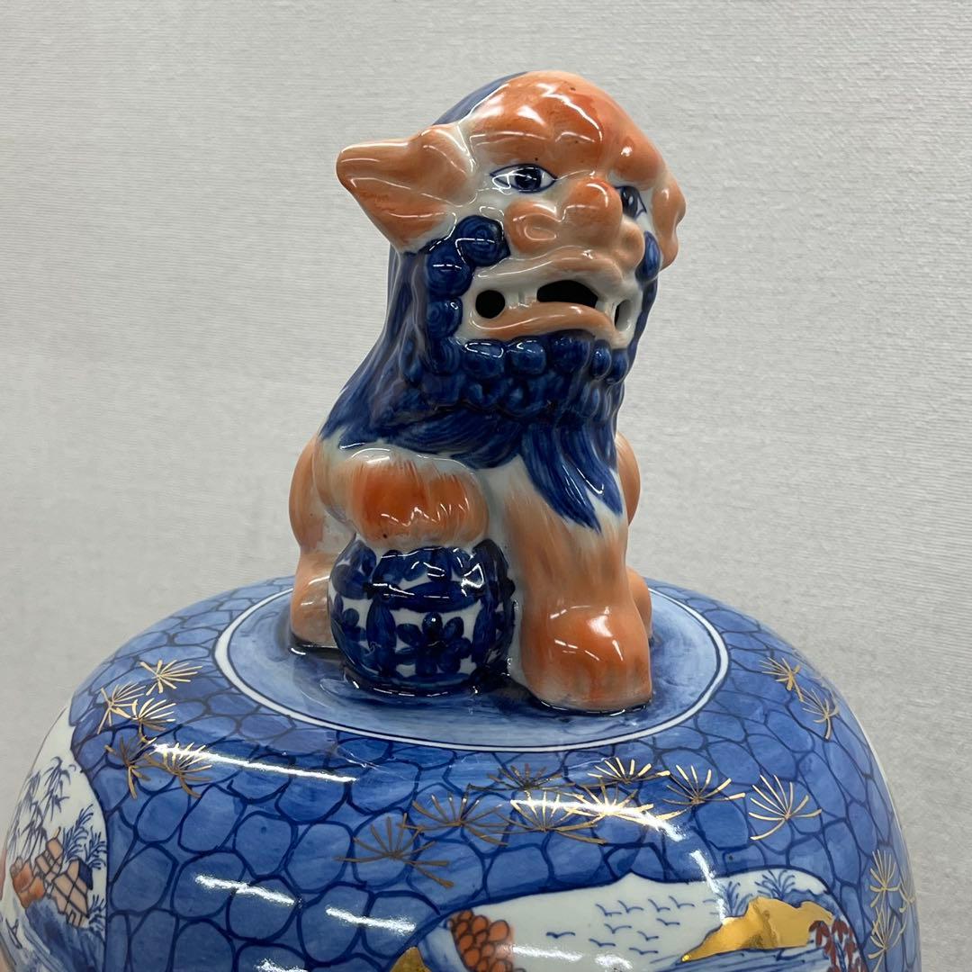 古伊万里様式 蓋獅子付 色絵金彩唐草波風景文 大型磁器壺