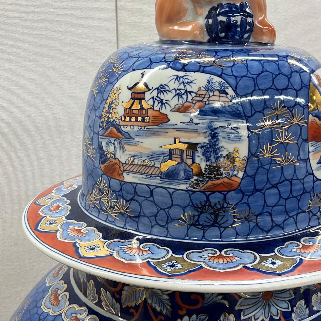 古伊万里様式 蓋獅子付 色絵金彩唐草波風景文 大型磁器壺
