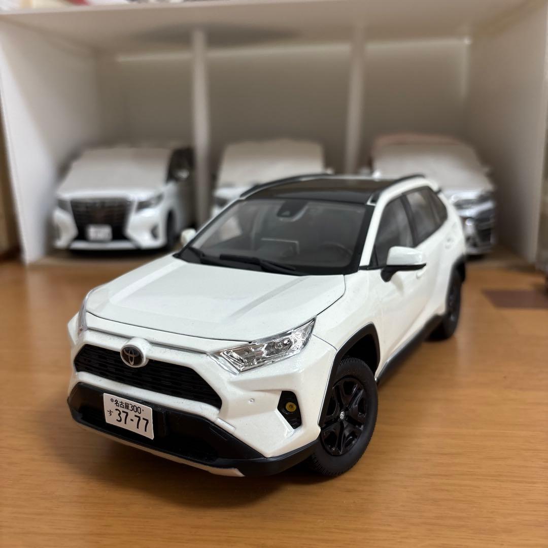 1/18トヨタRAV4模型