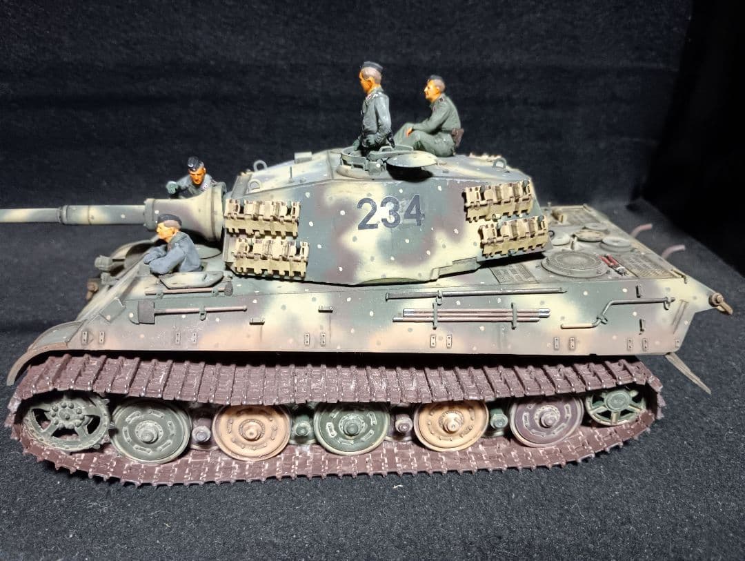 アカデミー1/35キングタイガー完成品