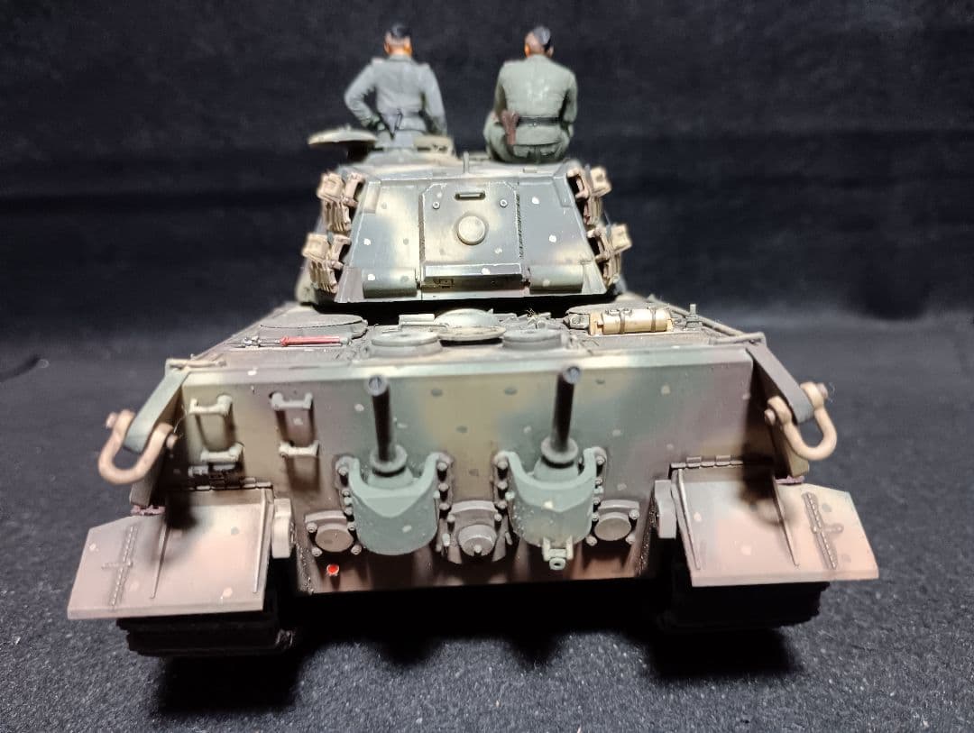 アカデミー1/35キングタイガー完成品