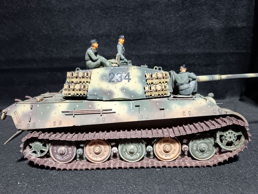 アカデミー1/35キングタイガー完成品