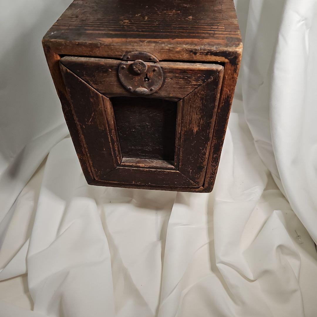 木製アンティークボックス。 銭箱