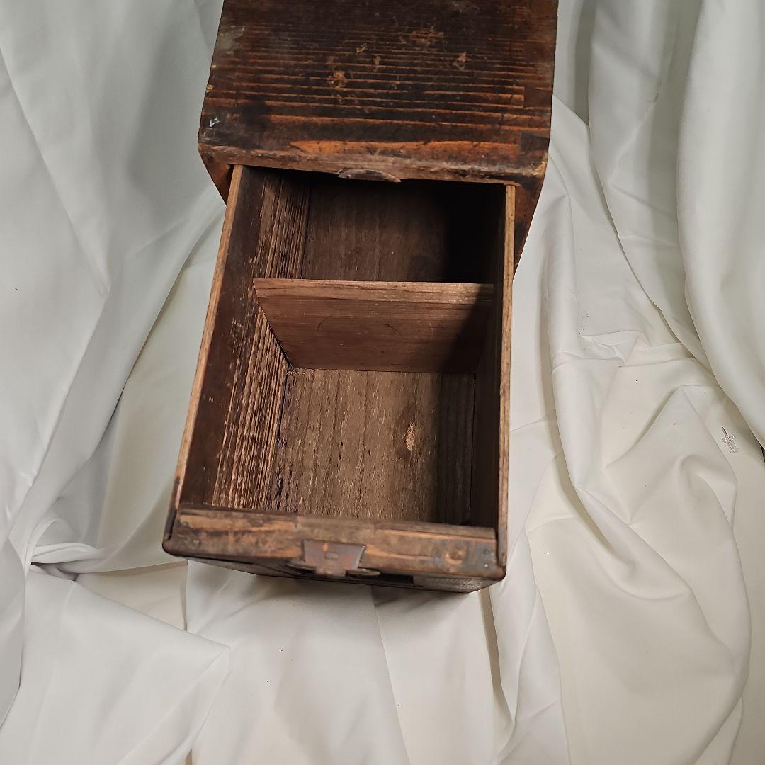 木製アンティークボックス。 銭箱