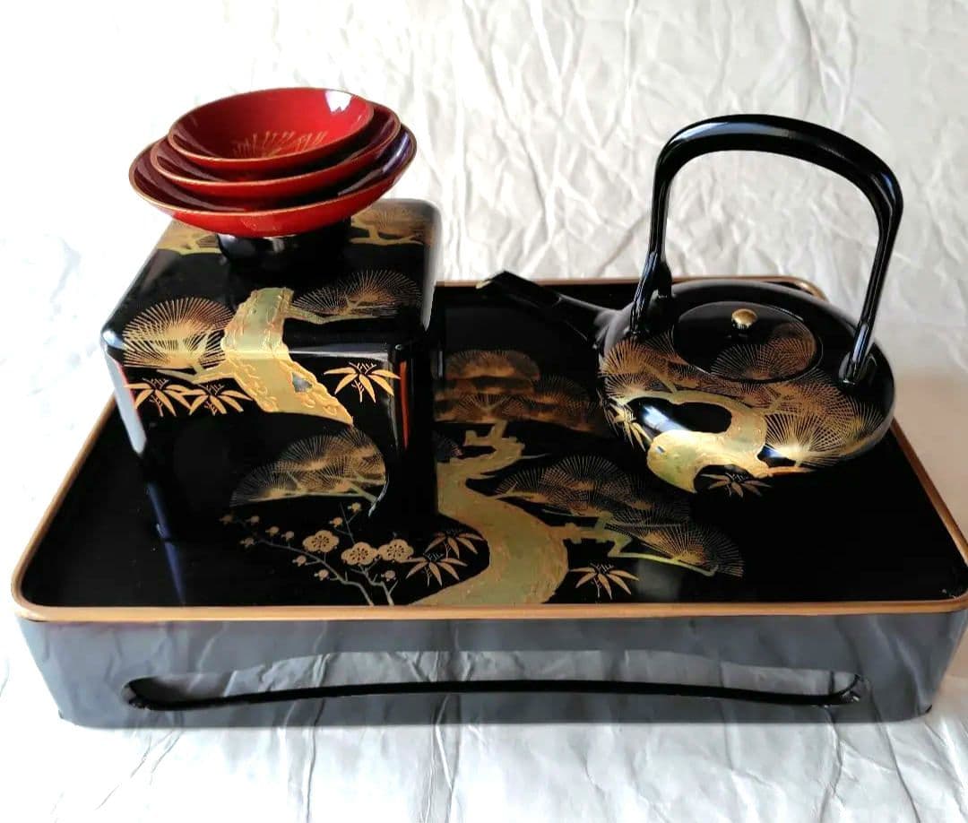 輪島漆器の木製黒漆　 沈金金箔装飾