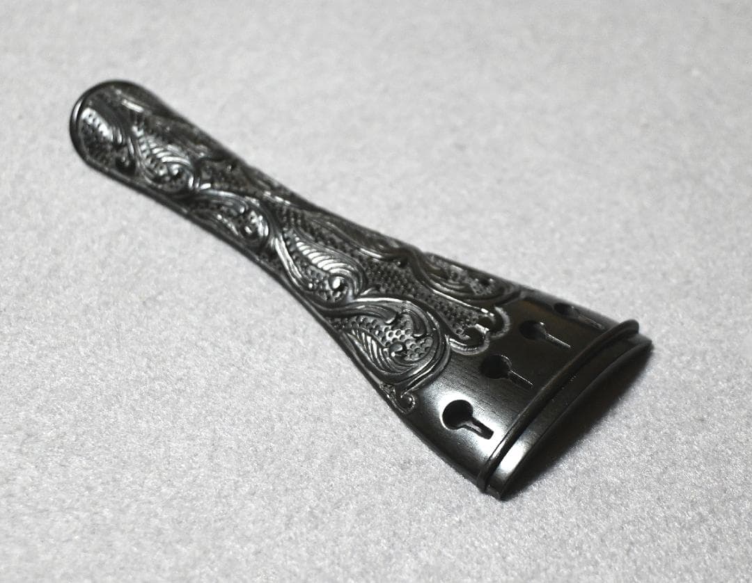 ▲テールピース Round 彫刻 Arabesque Ebony 4/4