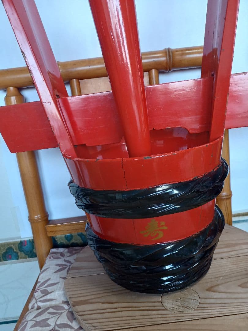 結納に祝い酒５本と一緒に奉納する角樽です。