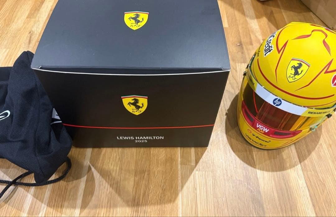 ルイス・ハミルトン 2025年 フェラーリ ヘルメット BY BELL 1/2