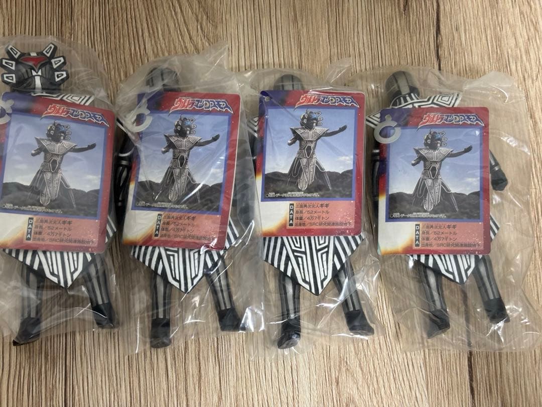 ⭕️未使用　ウルトラマンコスモス 三面異次元人 ギギ 4体セット