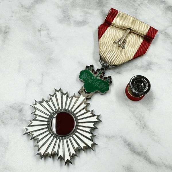 勲章　勲六等単光旭日章　共箱・略章付き