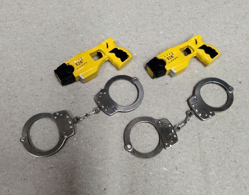 1/6  フィギュア用　テイサーガン×2　手錠×2