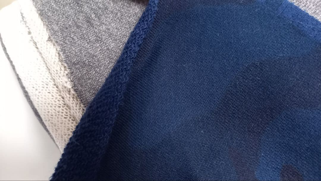 濃い色味、黒系　犬の服