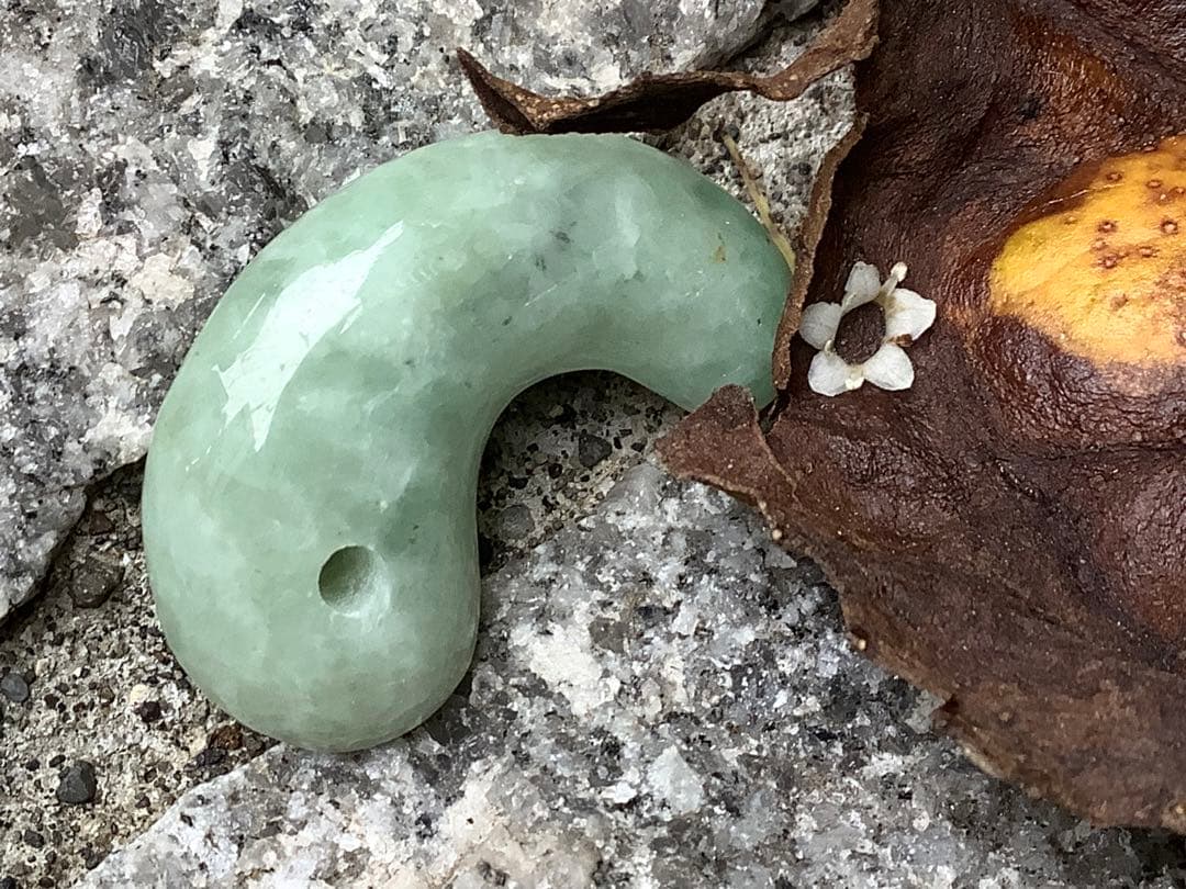 ✳ 自信の安価お値段‼️自信の品質‼️糸魚川翡翠勾玉*緑*人気の平塚古墳型　鑑別書付