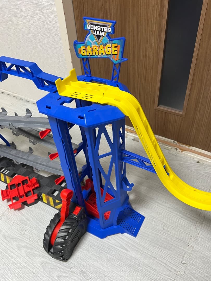 ミニカー Monster Jam Garage Playset