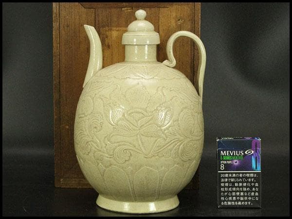 中国美術 白磁 陽刻草花紋 瓶(ZE663)