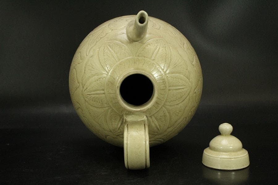 中国美術 白磁 陽刻草花紋 瓶(ZE663)