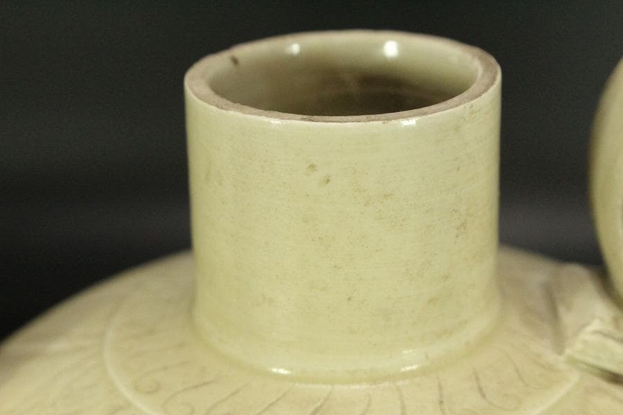 中国美術 白磁 陽刻草花紋 瓶(ZE663)