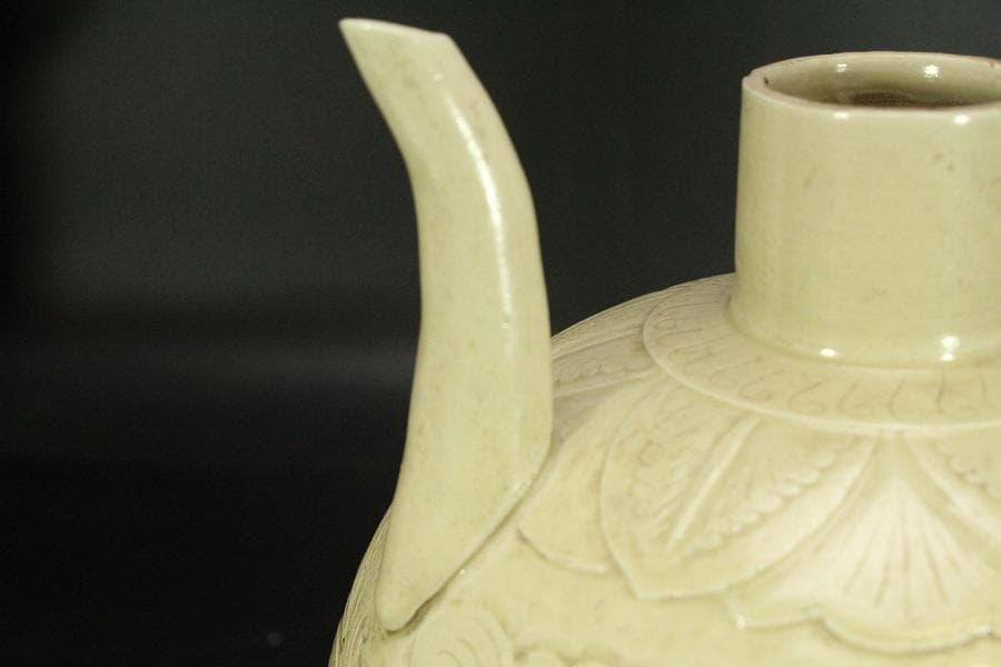 中国美術 白磁 陽刻草花紋 瓶(ZE663)