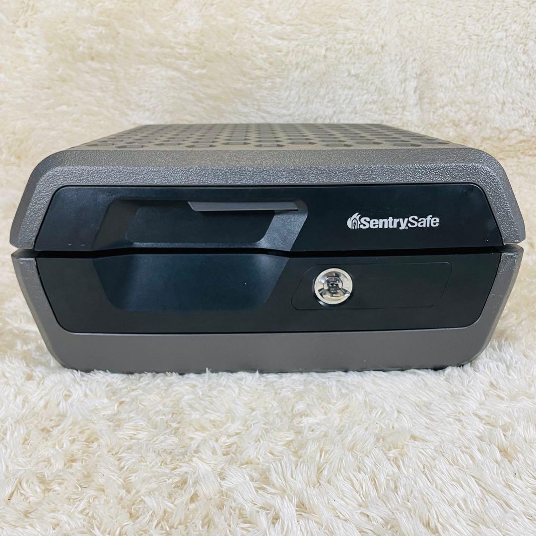 SentrySafe 耐火　防水　ポータブル金庫 フラットキー　CWシリーズ　黒