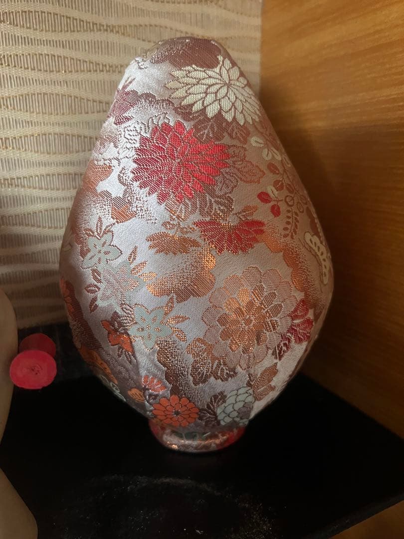 日本人形 着物 赤と金の花柄