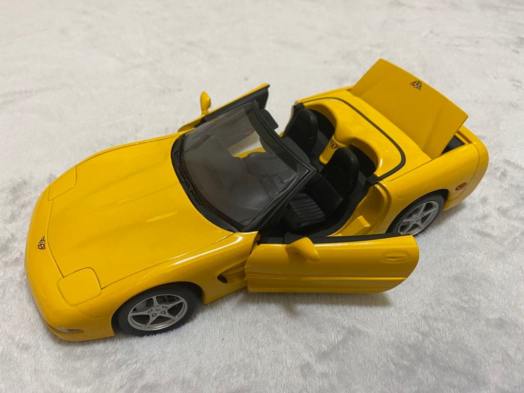 ミニカー UT CHEVROLET CORVETTE 1/18
